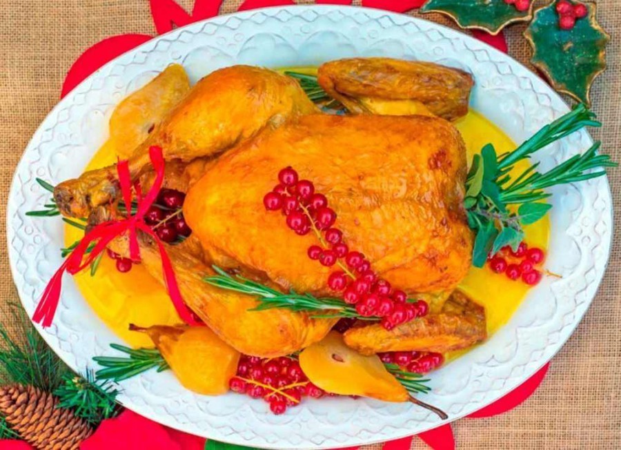 Pularda con setas de temporada y langostinos